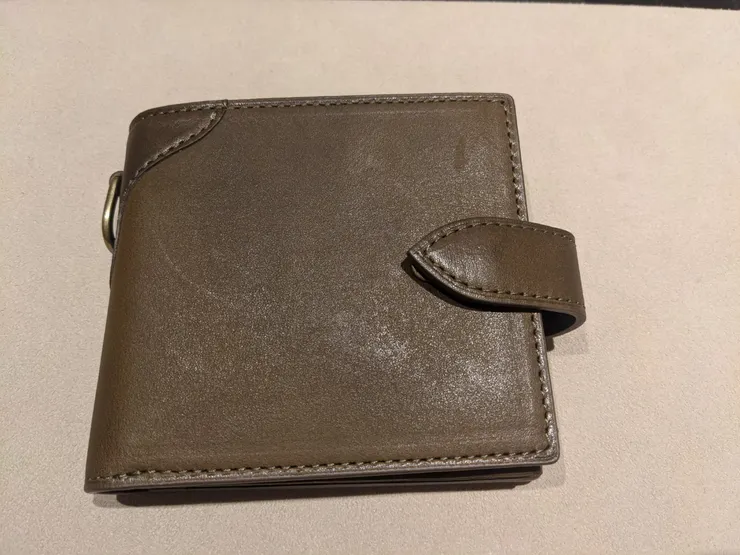 在土屋鞄首次購買皮夾，體積小卻可放不少卡片，也有零錢包，All In One概念