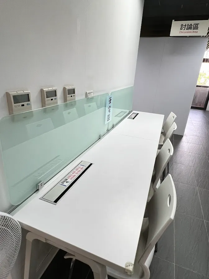 漂漂亮亮的筆電區，偏要貼上一張醜醜的"筆電區"