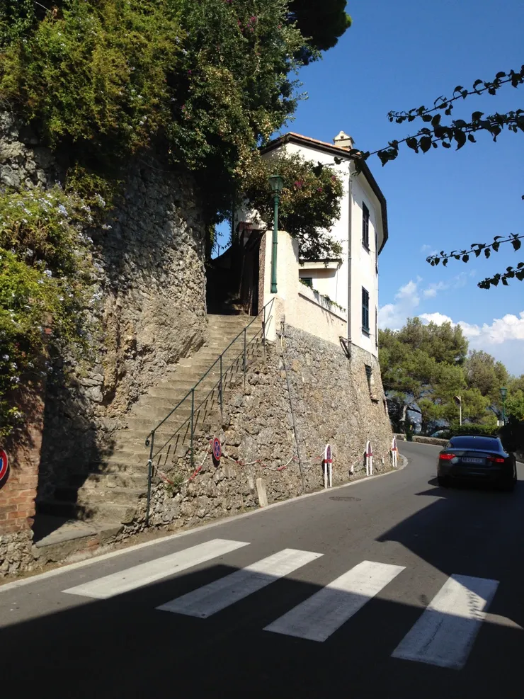 沿岸不時要爬樓梯