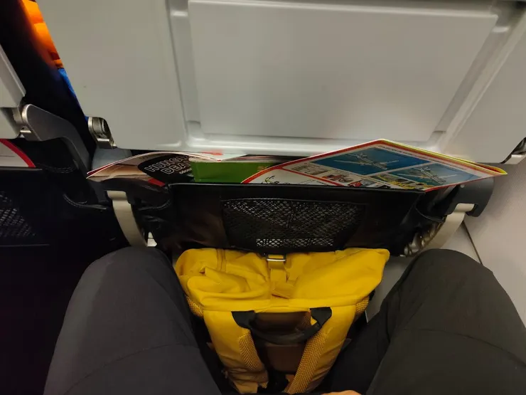 廉航狹小的機上座位，身高172的我膝蓋幾乎頂著前座。