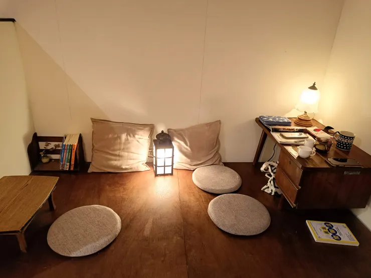 和式的座位區--要盤腿而坐及彎腰，好像不適合我