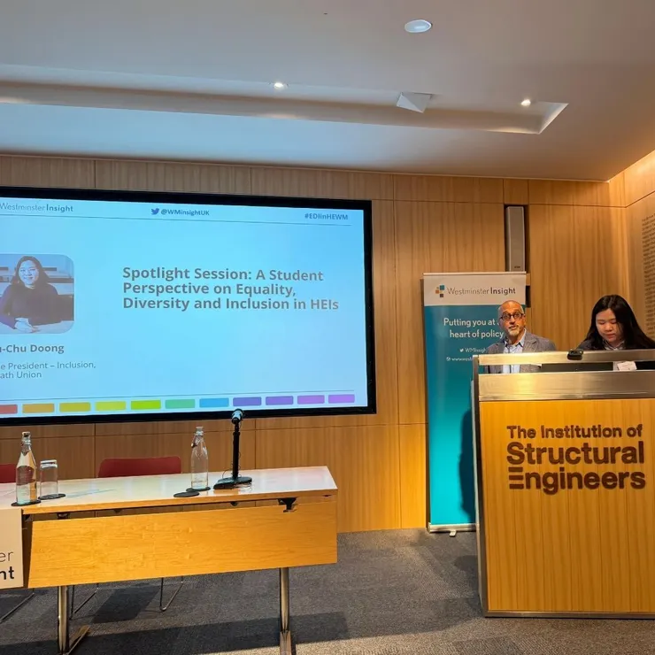 在臺上做準備。