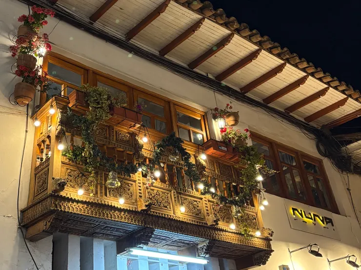 沿途也有好多融合西班牙與安地斯風格的木造陽台。在殖民時期，陽台的精緻程度也直接反映了屋主的社會階層和財富。