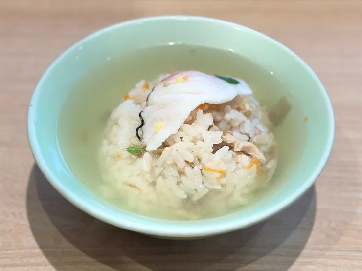 用雜炊飯配鯛魚炮製茶泡飯，是另一種滋味，但仍然是飯粒香甜煙韌，湯汁好飲、鯛魚清甜！