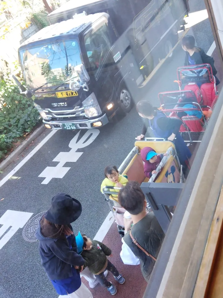 下方看見保母蹓小孩