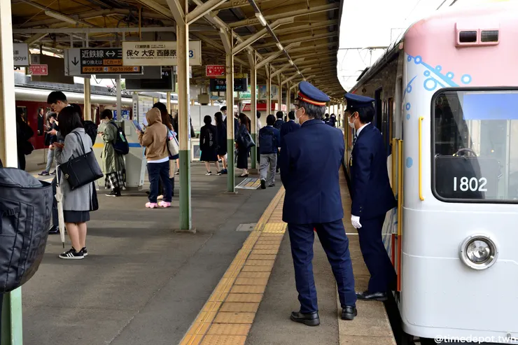 三岐鐵道與近鐵名古屋線分別位於月台兩側，月台上也設有電子票證感應機，方便乘客轉乘不同公司的列車