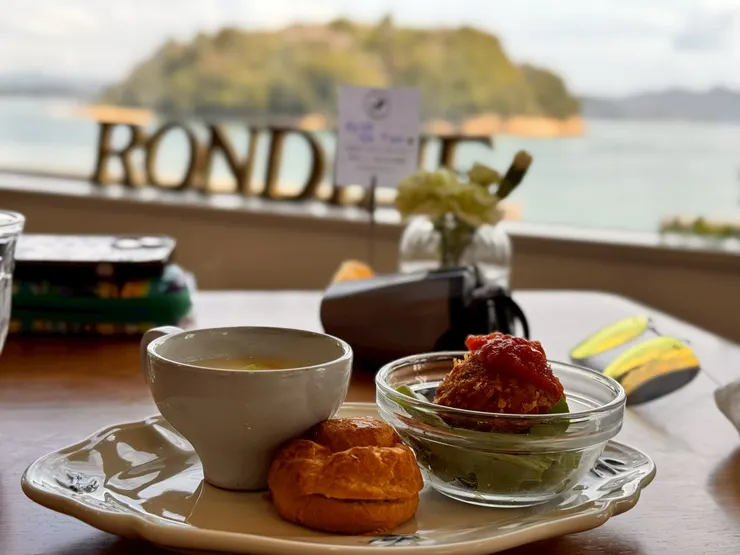 前餐的麵包 湯 和 小點