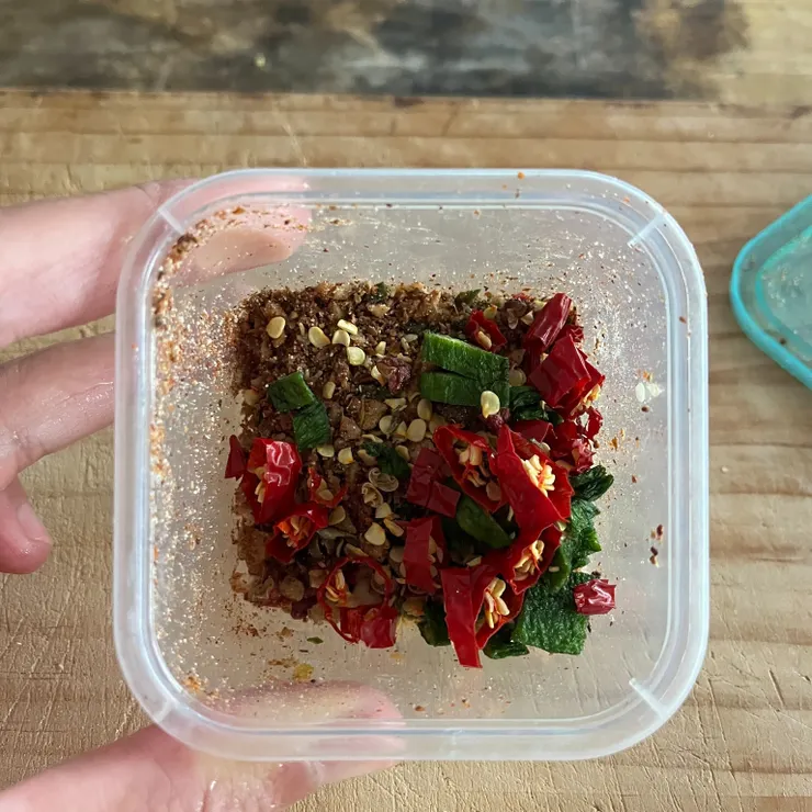 其實是之前忘記做什麼留下來的椒麻料，剛好拿來做椒麻雞