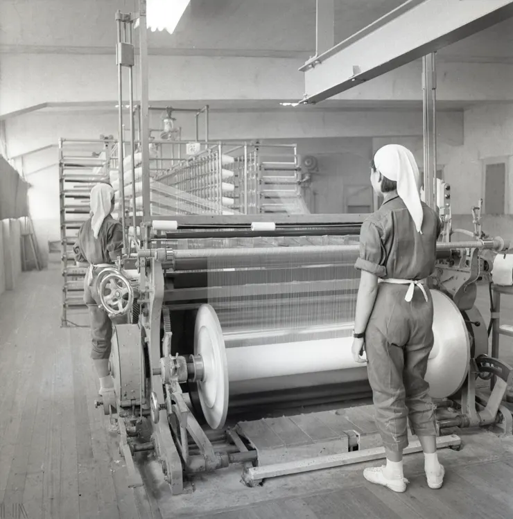 圖4 這張1960年的照片中，有一名包著頭巾的女性操作人造纖維機具。 檔號：A325000000E/0049/0007/1