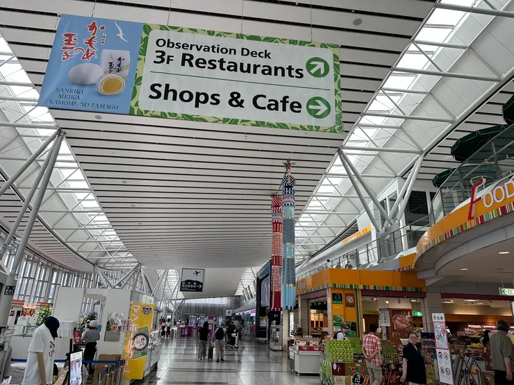 機場一樓有提供商品和咖啡店