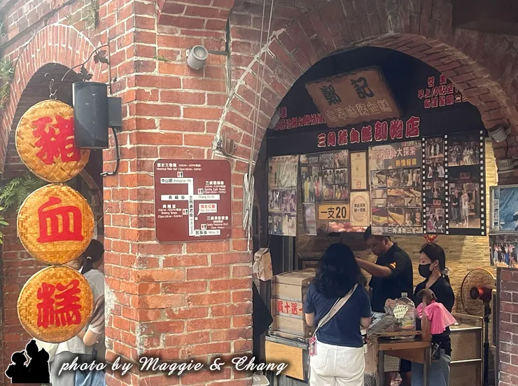 在三峽老街，排隊美食豬血糕是必嘗小吃。醬料香氣撲鼻，口感軟嫩，每一口都充滿懷舊滋味，也感受老街的熱鬧氛圍。