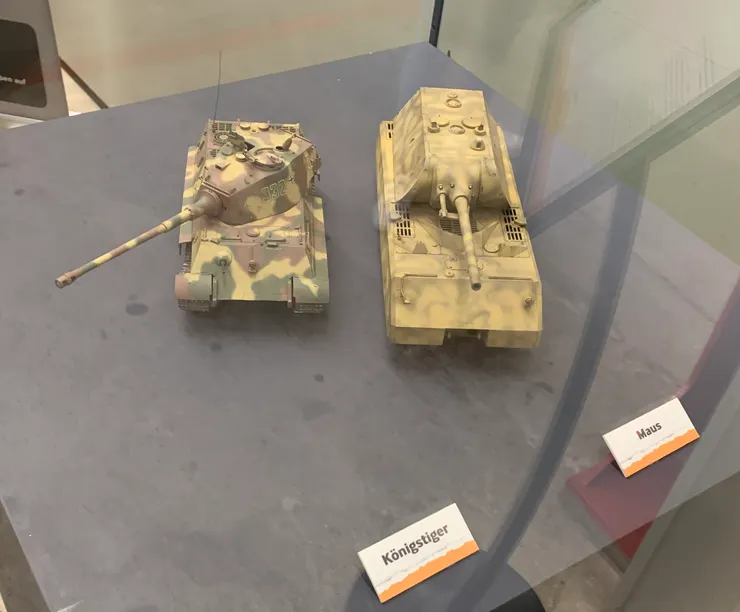 模型｜左：虎王 右：鼠式