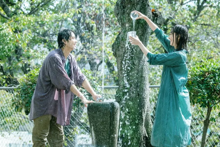 《正欲》新垣結衣與磯斗勇斗飾演因為「戀水癖」成為知心同路人，表面過著普通伴侶的生活，只有在水面前才顯露真性情