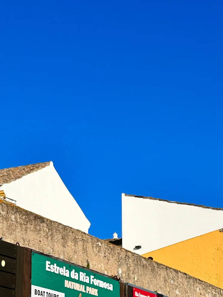 法羅的藍天與建築物單純的色彩，隨意便交織出現代幾何圖形。