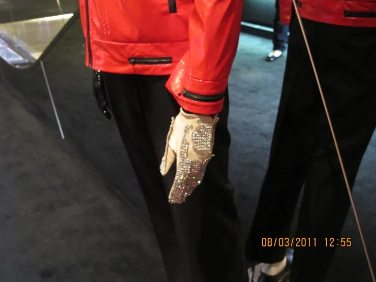 這當然不會酒店方從拍賣會買得的水鑽手套,價值好幾十萬美金的珍品怎麼可能隨意擺放?