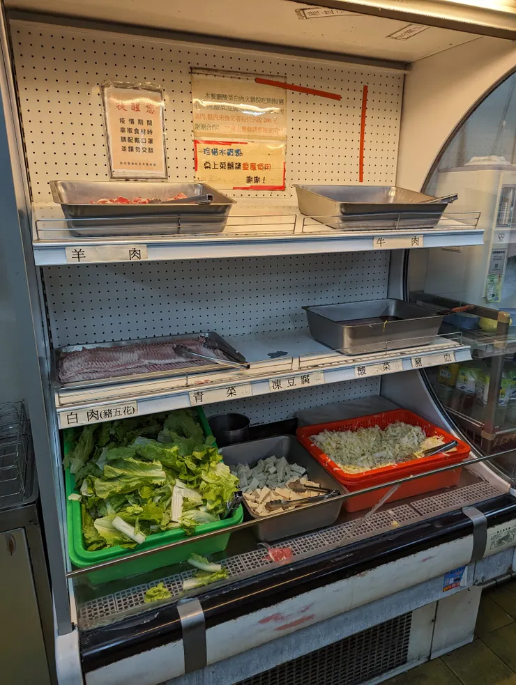 台電勵進餐廳自助區中的吃到飽食材