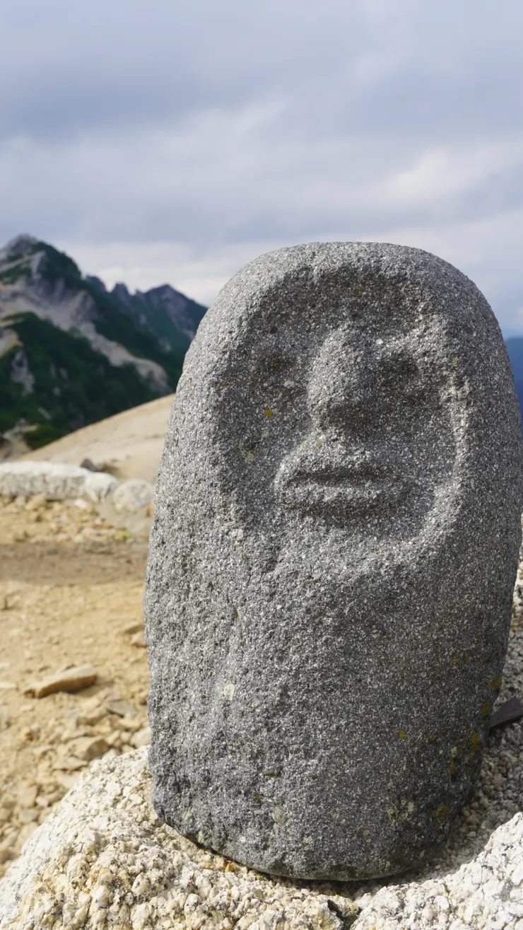 拙樸的山男石雕，可愛而不可怕！
