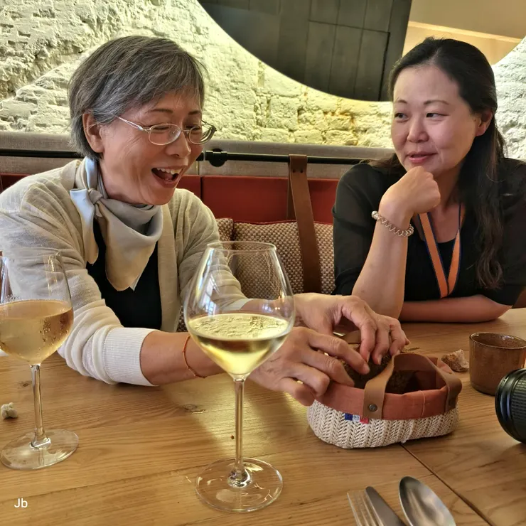 【米其林一星只因快意行旅才嚐鮮，光是奶油麵包就讓老妻讚聲連連！餐廳的服務非常細膩，見麵包、奶油吃完，立即再上一份，如果不自我節制，後面的菜就不用吃了！】