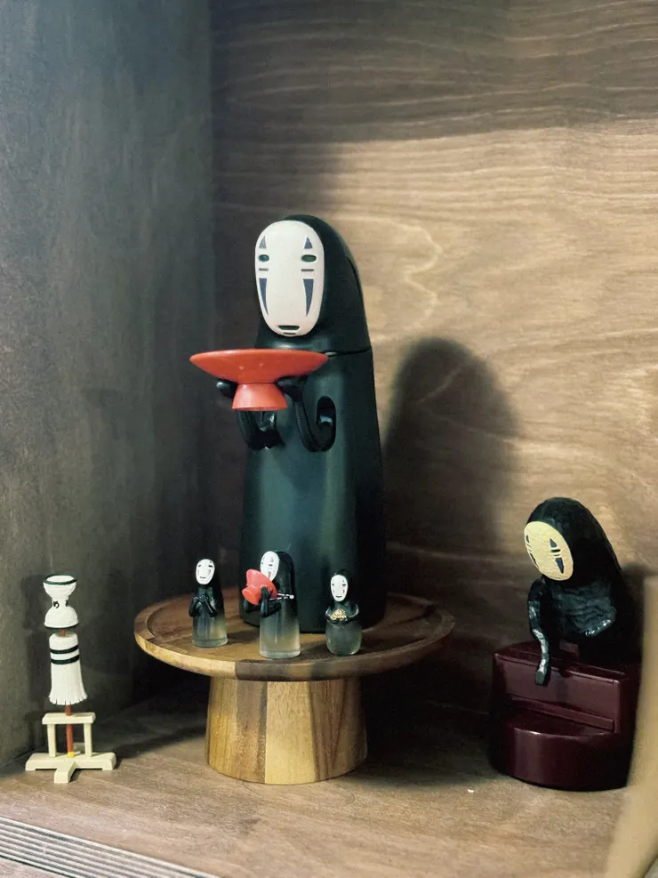 廁所裡的無臉男們,最大那台好像是會動的存錢筒,歡迎投十元XD