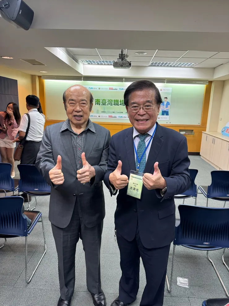 義守大學古源光校長（右）和1111人力銀行總裁林文雄（左），共同出席記者會。（圖/1111人力銀行提供）
