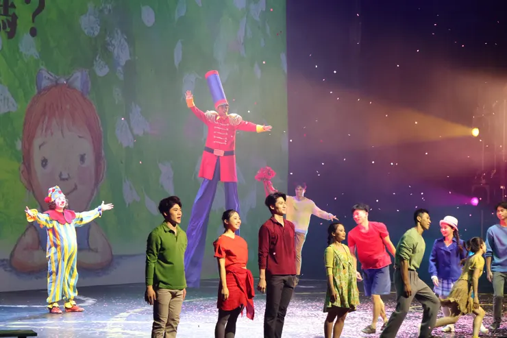 舞者謝幕的瞬間，光與掌聲交融。