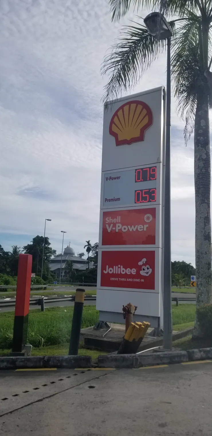 油價很便宜，一公升約3港元