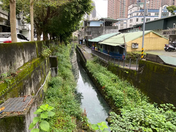 力行橋上左望瑠公圳