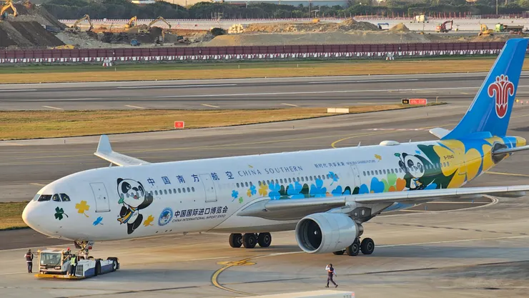 這是中國南方航空的空中巴士A330型廣體雙走道客機!是熊貓彩繪機!這是桃機北跑道!
