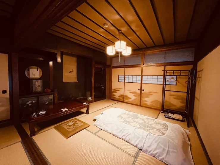 當天住宿的房間，雖然很大，但裡面沒有浴室跟廁所