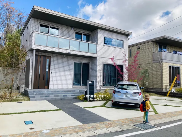 剛駛入小區就看到各式各樣的日式房屋，我們入住這棟新建別墅。