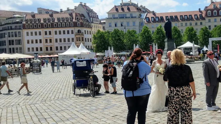 聖母教堂前的新人