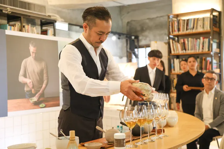 圖說：「茶師十段」的池田研太展現優雅細膩，又充滿儀式感的日本茶道文化。（資料來源：匠生活）