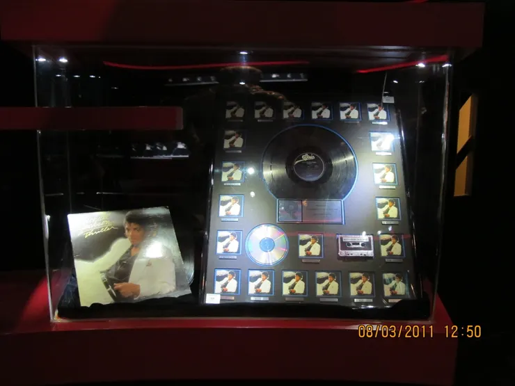 這是Thriller的黑膠唱片(不知是否這樣叫？)和盒帶。當年這專輯的成績可謂史無前例，是史上最暢銷的專輯。