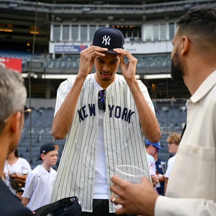 NBA 馬刺隊球星 Victor Wembanyama 身穿 1942 年洋基隊球衣為紐約開球