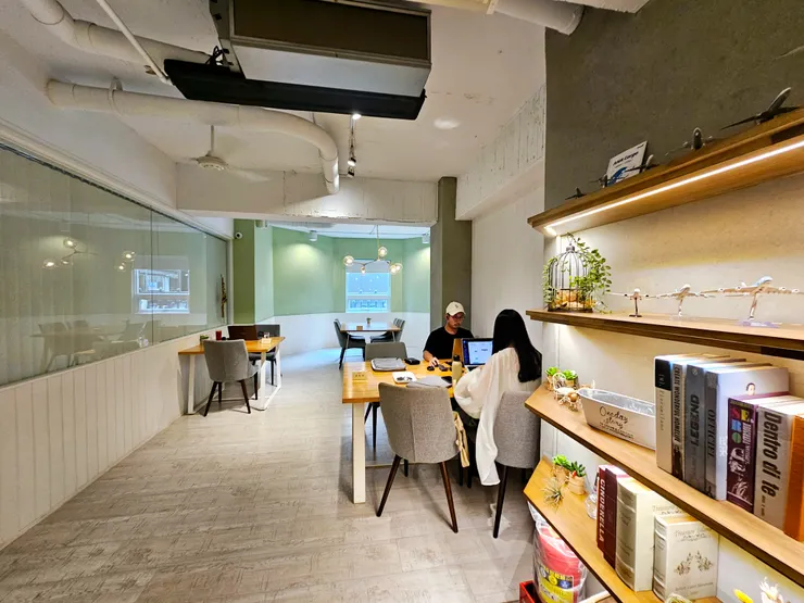 ●2人/4人大桌，是另外一個區域，感覺在這邊看書/小組討論~很方便