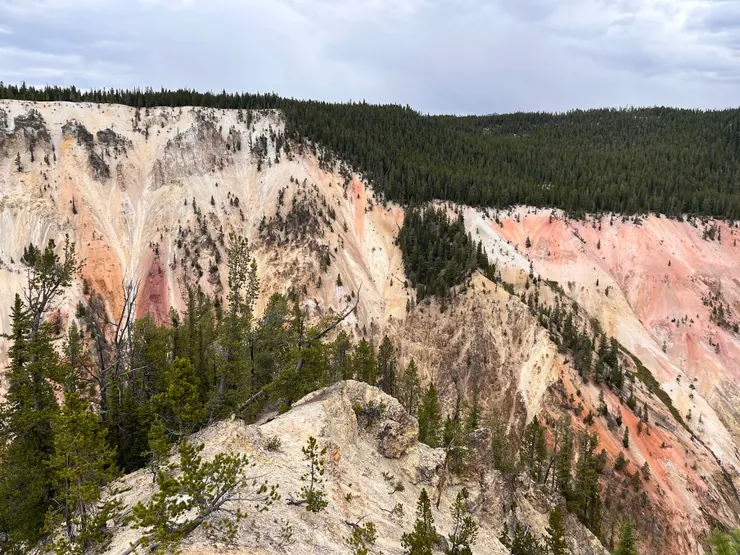 岩壁因硫磺和鐵礦物質而呈現黃、橙、棕、紅、紫等多種顏色。