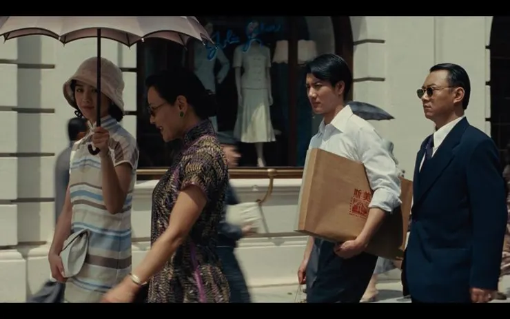 王佳芝扮演的“麥太太”陪易太太在光天化日下至中環採購