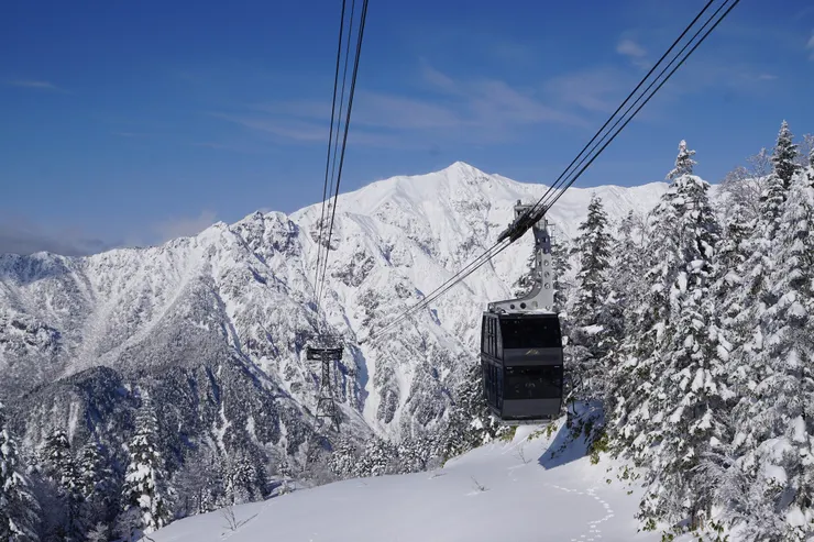 新穗高纜車於冬季時可以欣賞被白雪覆蓋的奧飛驒世界！（圖／新穗高纜車 Facebook）