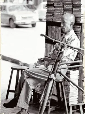 明星門口的詩人周夢蝶,照片取自聯合報