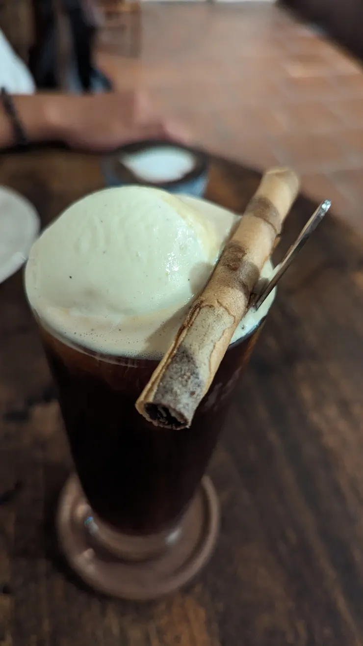 與朋友談人生和電影，配咚窩蕊的咖啡。