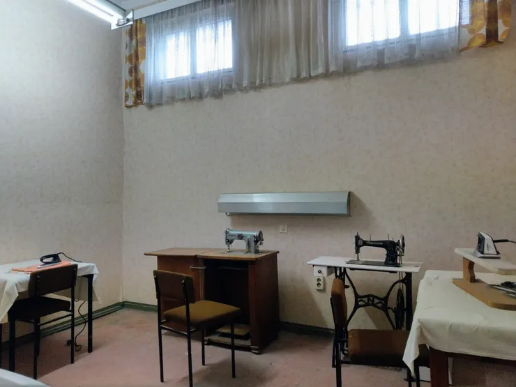 女囚犯白天還要工作,如縫紉及清洗衣物