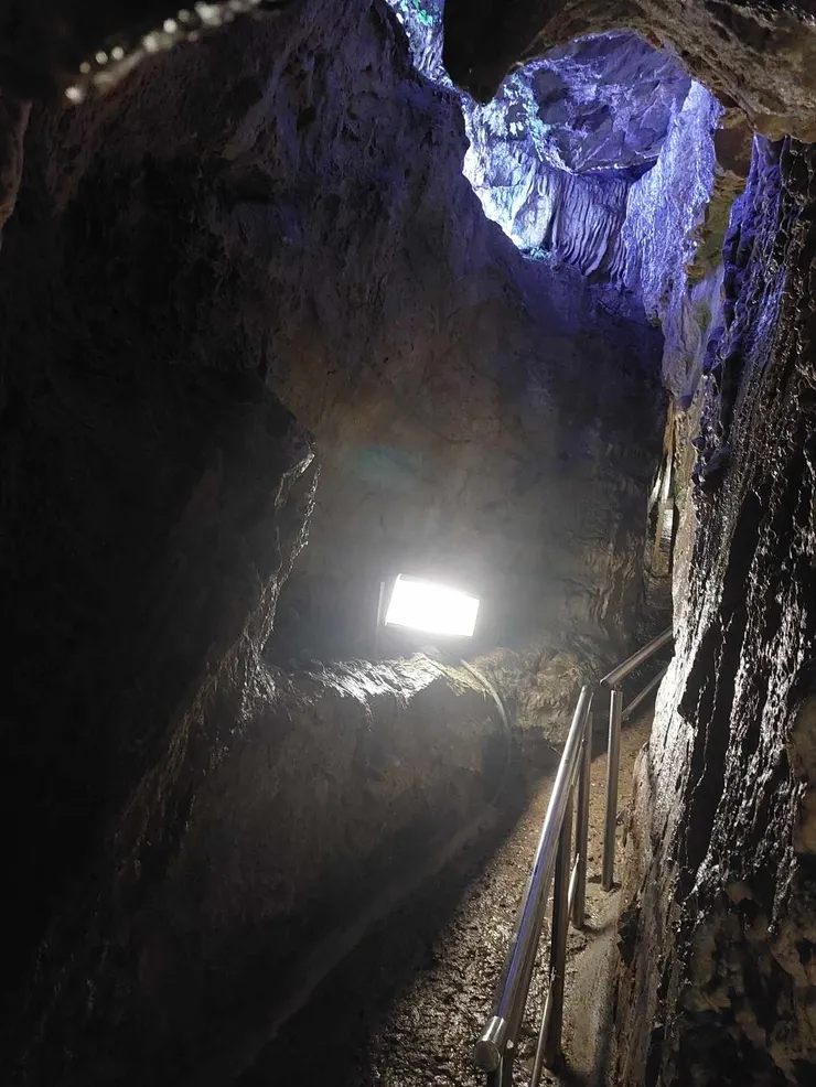 從樓梯下去後反而可以透到一點光，也可以發現道路特別狹窄，大概只夠一個人通過