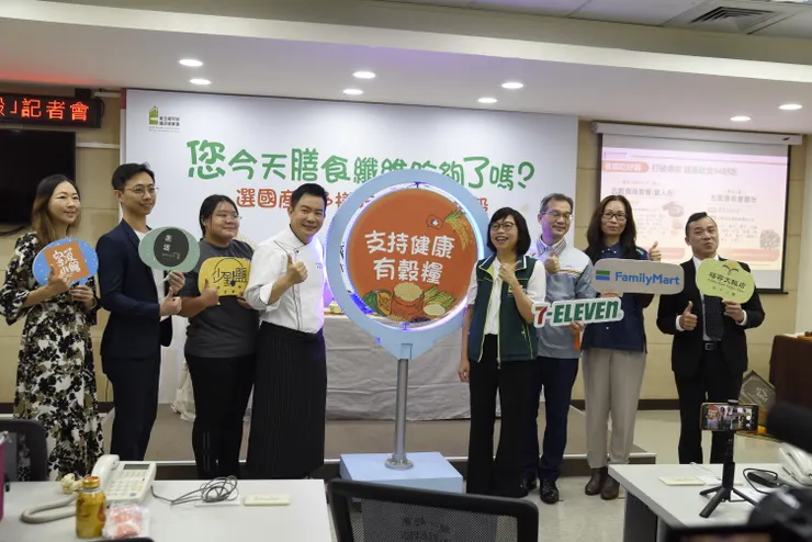 記者會圓滿成功，賈淑麗副署長攜手型男主廚吳秉承及業界巨擘共同啟動儀式。（圖／國民健康署提供）