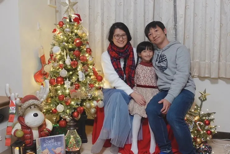 去年買的聖誕樹🎄，這兩年的平安夜，都要拍全家福👨‍👩‍👧