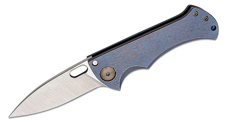 血鯊折刀款展開鎖定狀態，尺寸幾何幾與直刀無異。