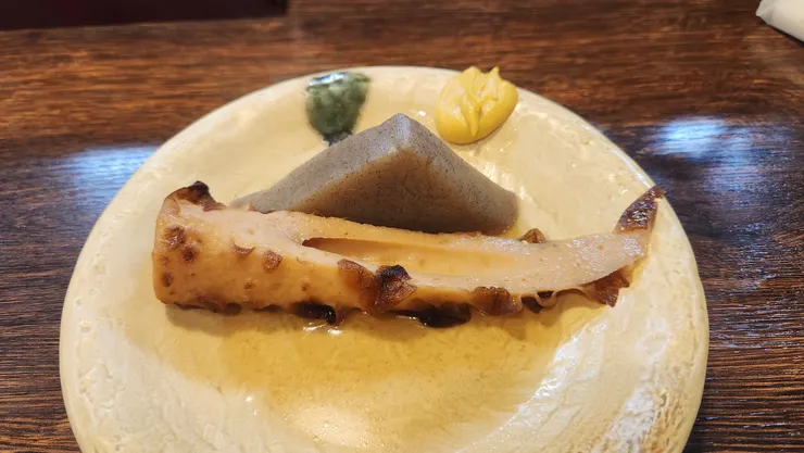 我看每個客戶都有點關東煮，便點了吉古拉(竹輪)與蒟蒻。煮得十分入味再搭配上有點強烈的黃芥末(からし)，真的是人間美味。