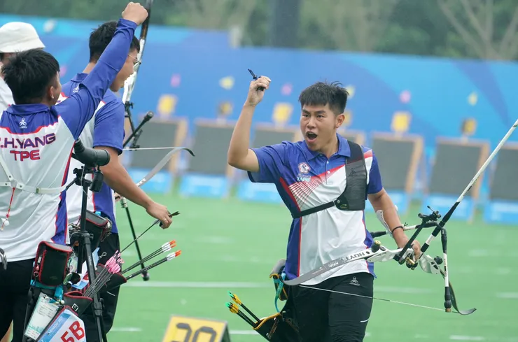 成都世大運反曲弓男團4強賽擊退義大利晉級金牌戰，選手郭昱承(右)射出好落點,振臂歡呼,氣勢如虹。