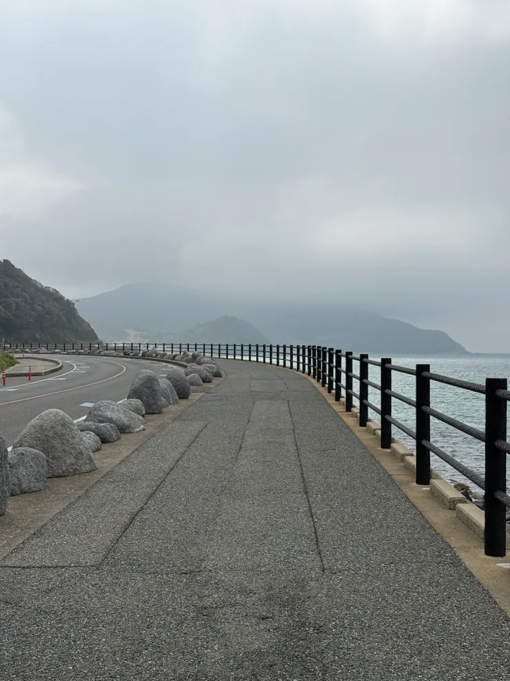 沿著海岸線前進