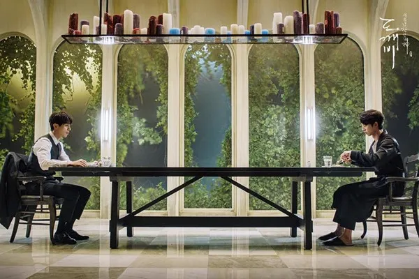 長桌的短邊距離較遠，通常會代表對立，但拉近距離後，對彼此也可能最熟悉（照片來源：網路）