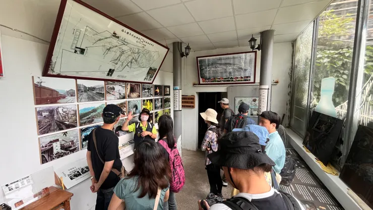 導覽老師都是以前的礦工，這天是陳雪娥大姊，她的解說大概有一半講台語，噗仔聲催落去